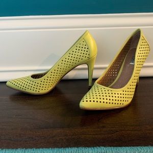 Pointed stilleto heel, bright yellow/green